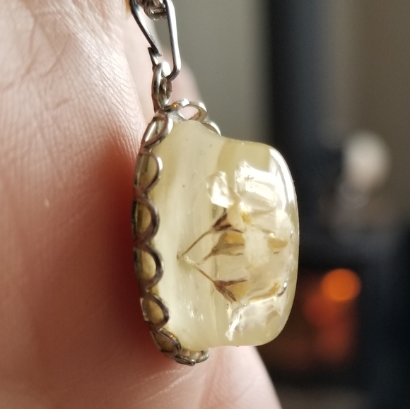 Vintage dried flowers necklace in resin preserved pale yellow cottagecore silver - Picture 9 of 14